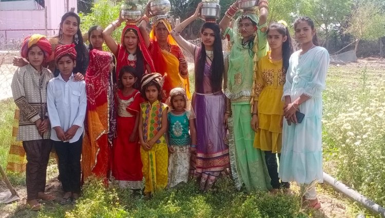 गणगौर‌ कि बिन्दौरी निकालकर नाचती गाती युवतिया गणगौर मनाई