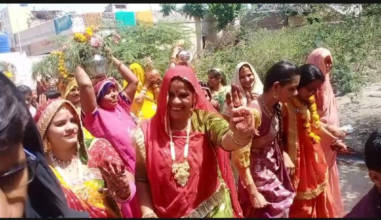 गणगौर‌ कि बिन्दौरी निकालकर नाचती गाती युवतिया गणगौर मनाई