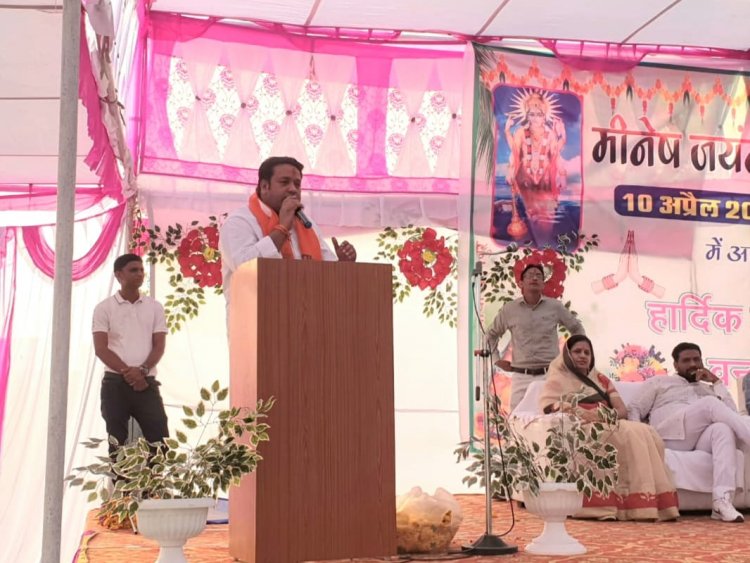 झालावाड़ जिलें के खानपुर में मीनेष जयंती समारोह में मुख्य अतिथि के रूप में पहुंचकर समाज के लोगों का सम्मान किया
