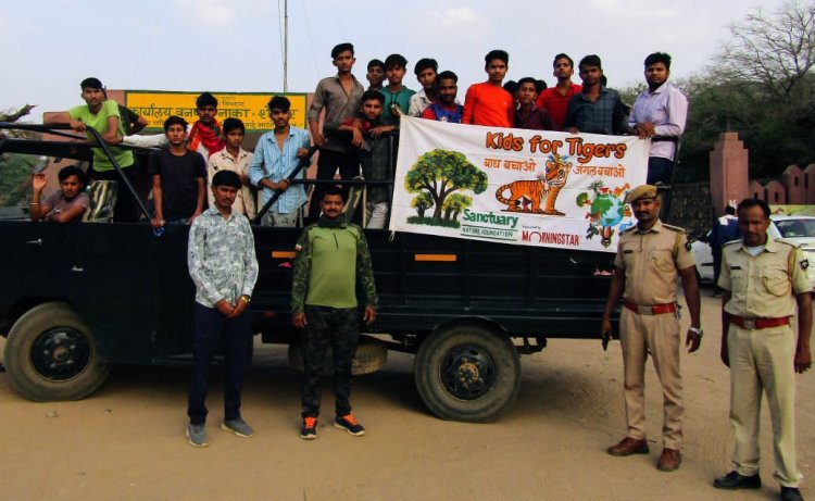 ग्रामीण विद्यार्थियों को करवाया जंगल भ्रमण