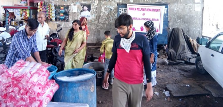 आनंद मार्ग प्रचारक संघ जयपुर की महिला कल्याण शाखा की ओर से आगरा रोड खानिया पुलिया के नीचे शरबत वितरण का कार्यक्रम रखा