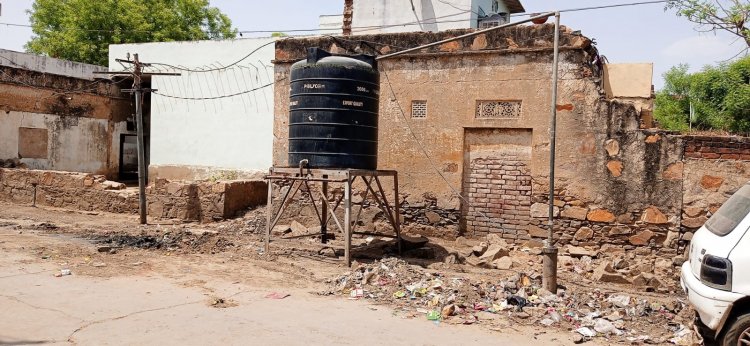 खराब ट्यूबेल के चलते पानी की एक एक बूंद  के लिए तरस रहे लोग