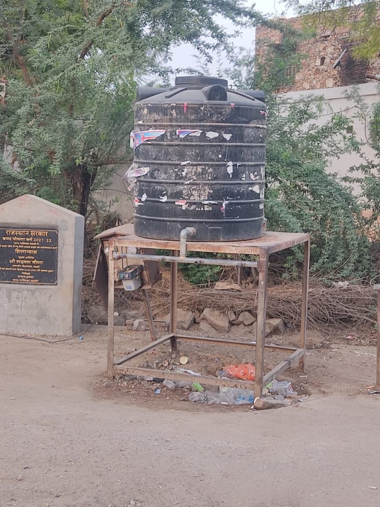 खराब ट्यूबेल के चलते पानी की एक एक बूंद  के लिए तरस रहे लोग