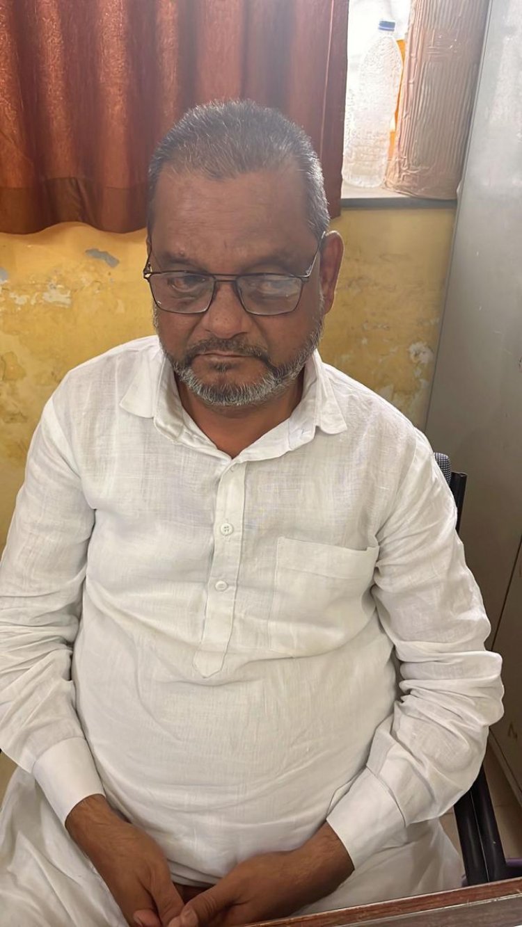 सग़ीर अहमद खान को उनके कार्यालयीन कक्ष में 50 हज़ार रुपये नगद व एक लाख चेक के रूप में लेते हुए ट्रैप