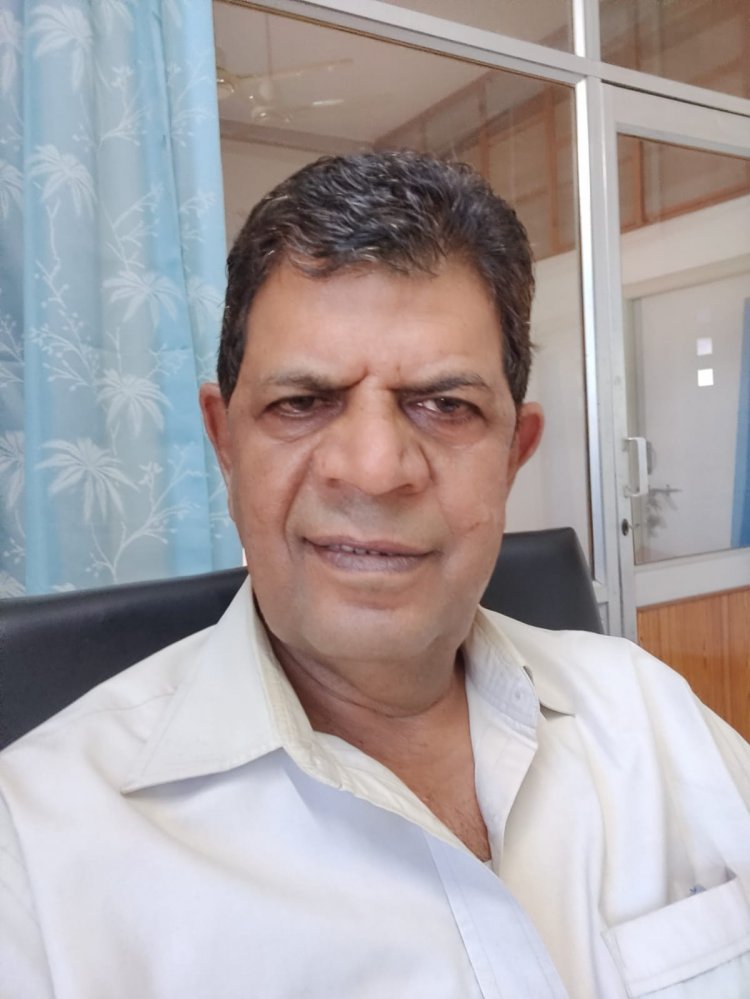 अब मै तलाश रहा हूँ... एक चरित्रहीन औरत पर मै हैरान...हूँ...