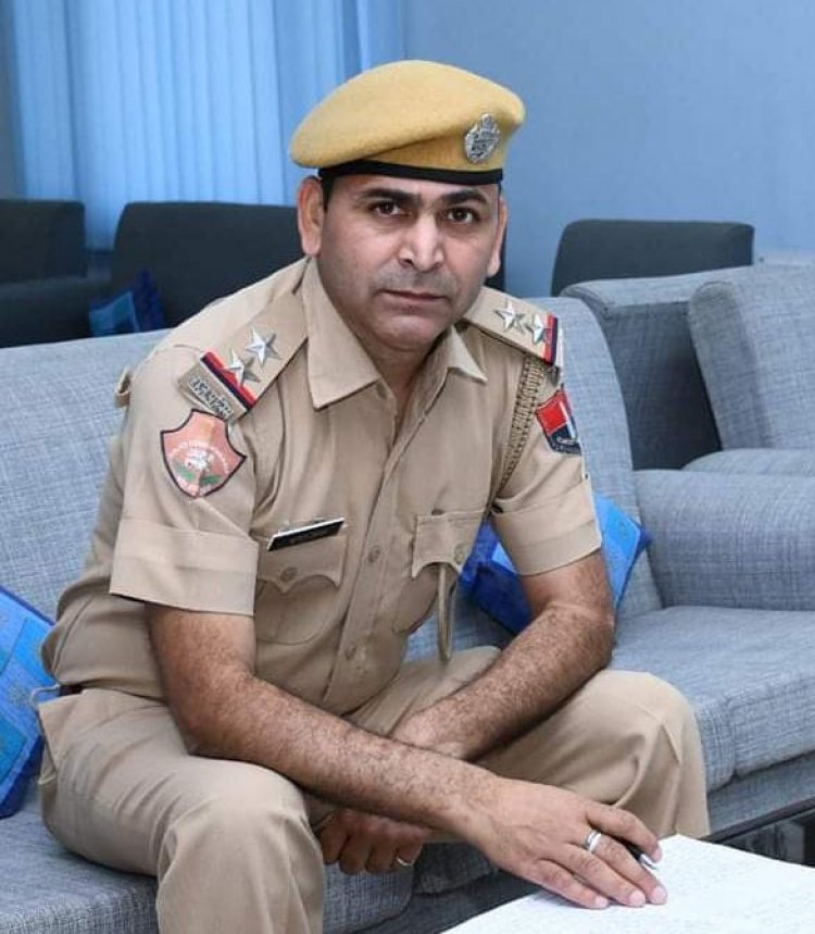 मजदूर सड़क पर नंगे पांव, काम कर रहा था बेचारा