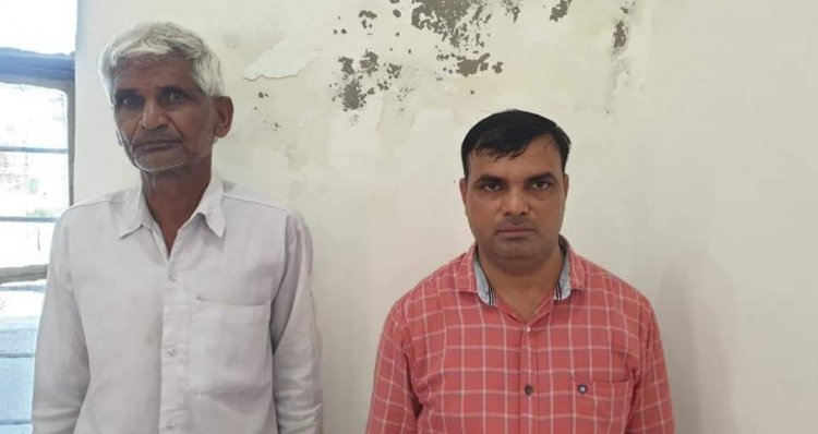 भरतपुर में वन विभाग के वनपाल एवं वृक्ष पालक 11 हजार रुपये रिश्वत लेते रंगे हाथों किया गिरफ्तार > आवास एवं अन्य ठिकानों की तलाशी जारी