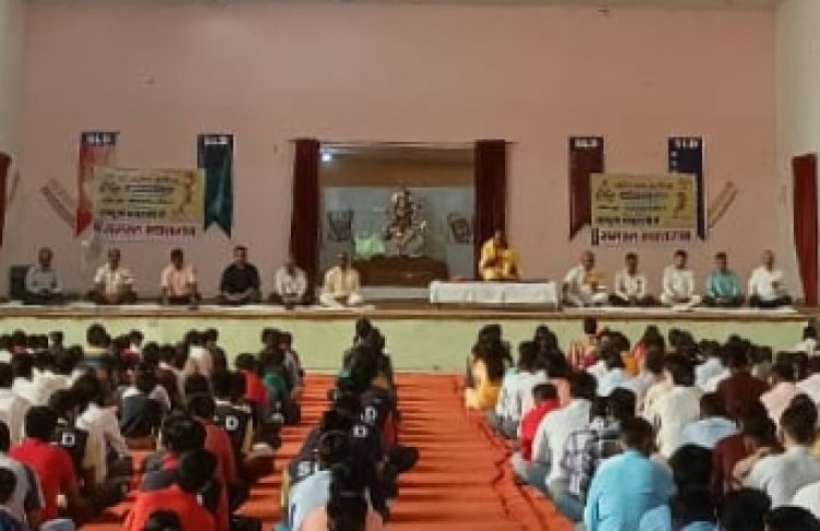 संरक्षक अमरनाथ जी ने विभिन्न विद्यालयों के बच्चों को सामूहिक हनुमान चालीसा पाठ कराया