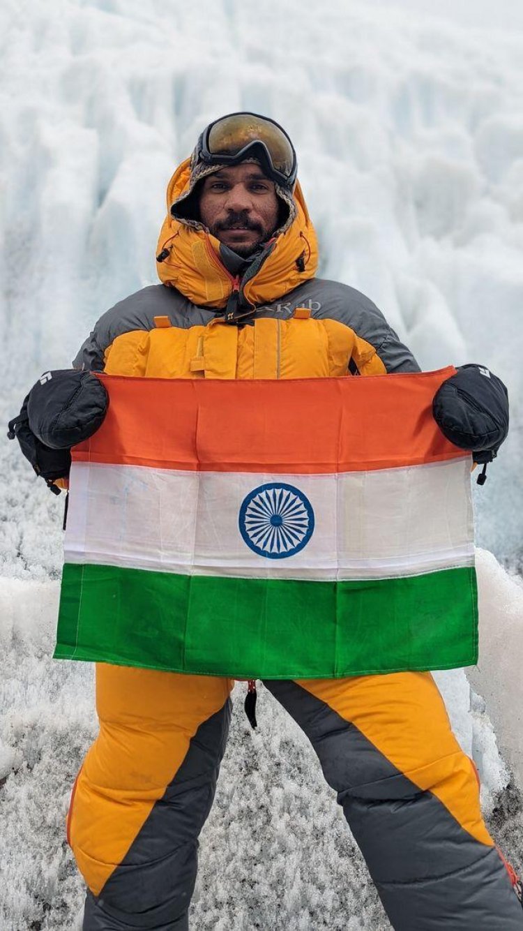 विश्व की सबसे ऊंची पर्वत माउंट एवरेस्ट पर चढ़कर जयपुर राजस्थान के राहुल बैरवा ने रचा इतिहास