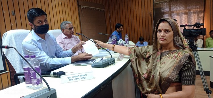 जिला परिषद सदस्य संगीता शर्मा ने तूँगा एवं बाँसखो में लोफ्लोर बस चलवाने को लेकर सौपा ज्ञापन