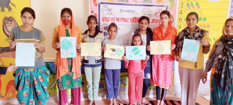 बालिकाओं से पोस्टर बनवा कर विश्व पर्यावरण दिवस पर किया जागरूक