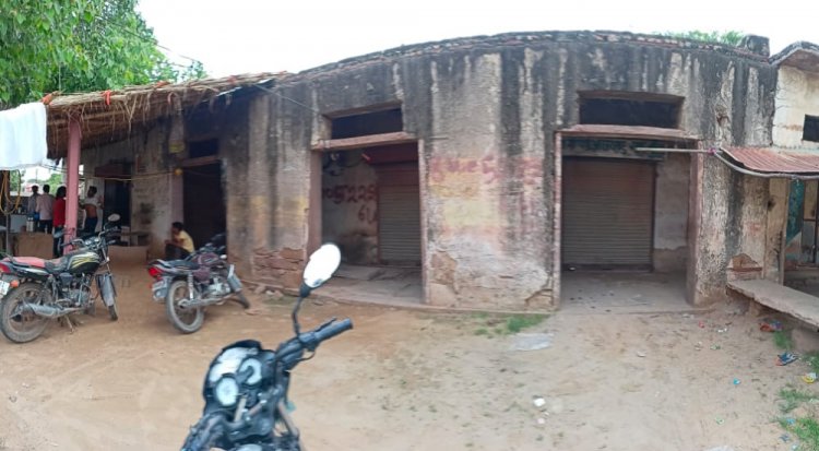 पैसे लेकर रसीद नहीं देने को लेकर ग्राम विकास अधिकारी के खिलाफ ग्रामीणों ने अतिरिक्त कार्यकारी अधिकारी जिला परिषद जयपुर को सौंपा ज्ञापन