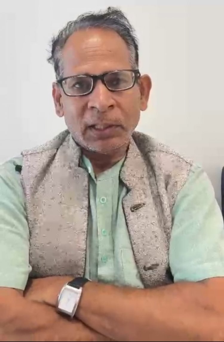 शहर की मुख्य सड़कों पर गायों का जमावड़ा राहगीर हो रहे परेशान नगर परिषद के नाम ओजस्वी का पैगाम