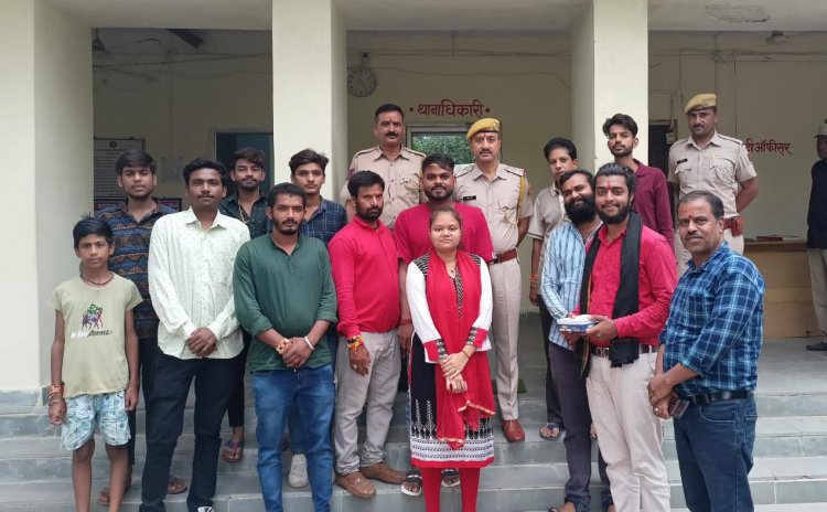 *विश्व हिंदू परिषद , बजरंग दल परिवार द्वारा हमारी सुरक्षा में हर वक्त तैनात पुलिसकर्मीमयो के बीच पुलिस थाना कपासन पहुंचकर रक्षाबंधन पर्व मनाया*