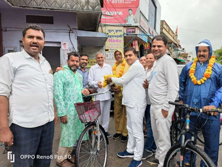 विधायक श्रीमान ललित जी ओसवाल की साइकिल यात्रा का आकोला में स्वागत किया