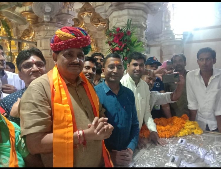 प्रभुलाल जी सैनी सांवरिया सेठ के दर्शन करने पधारे