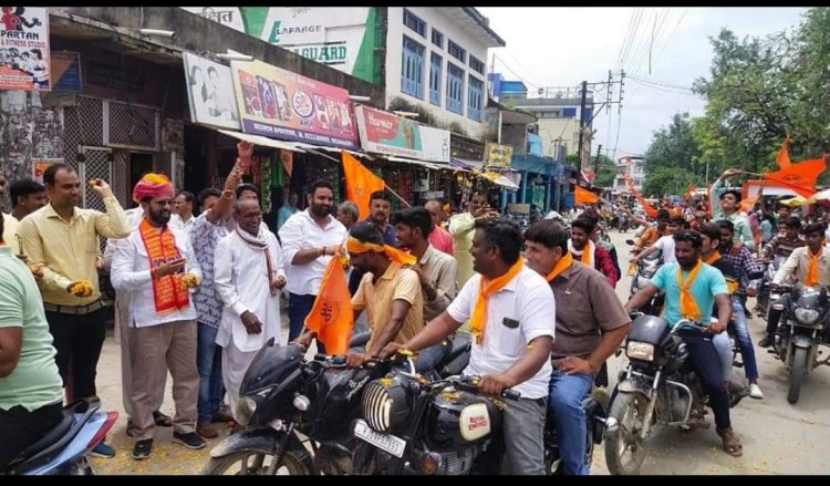 शोभायात्रा में पांच बत्ती चौराहा कपासन पर पुष्प वर्षा