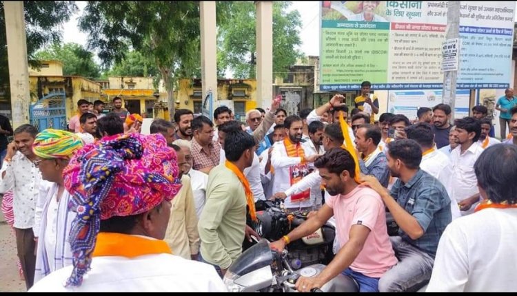 शोभायात्रा में पांच बत्ती चौराहा कपासन पर पुष्प वर्षा