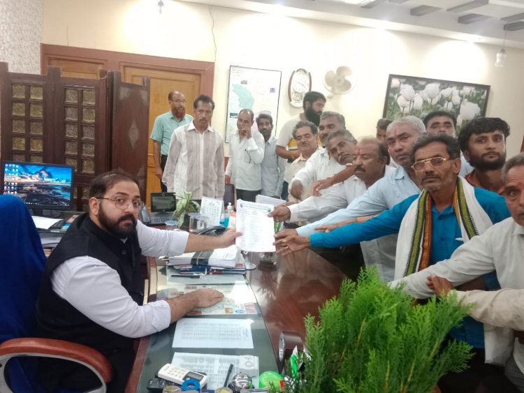 अफीम किसानों ने आगामी अफीम नीति को लेकर 5 सूत्रीय मांगों के साथ सौंपा ज्ञापन प्रतापगढ़ जिला कलेक्टर महोदय प्रतापगढ़ को केंद्रीय वित्त मंत्री महोदय के नाम