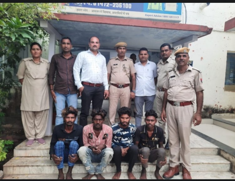 चोरी के मामले में 4 आरोपियों को किया गिरफ्तार : घर - घर जाकर मांगते है खाना , रेकी कर करते हैं चोरी