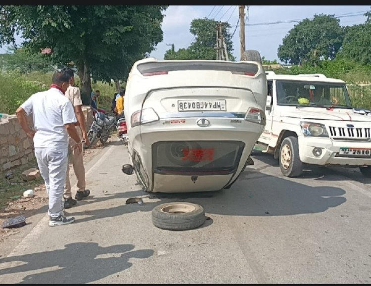चित्तौड़गढ़ दुर्ग के व्यू पॉइट पर पलटी कार: अनबैलेंस होकर टूटी हुई दीवार से टकराई, कार में सवार 4 लोग सुरक्षित