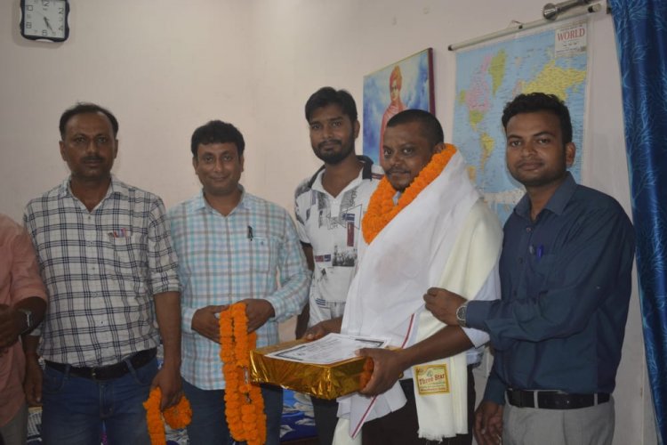 सहाजन साह सोशल वेलफेयर ट्रस्ट ने लेखपाल का किया सम्मान
