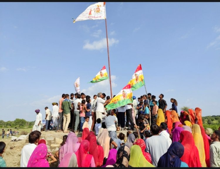 तेजा दशमी पर्व : लोक देवता तेजाजी के नवनिर्मित स्थान पर चढ़ाई ध्वजा , गाजे - बाजे के साथ जुलूस निकालकर चढ़ाई ध्वजा