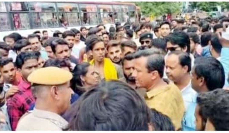 डीजे साउण्ड के प्रतिबंध को हटाने की मांग को लेकर प्रदर्शन