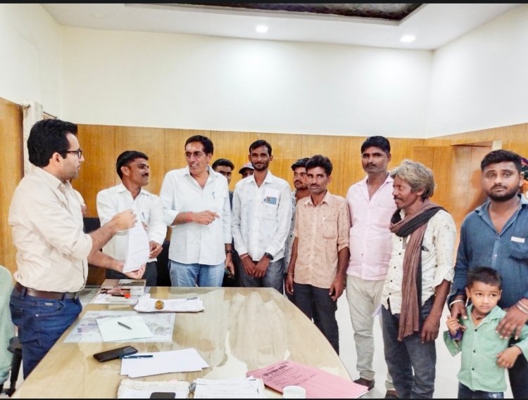 स्कूल के खेल मैदान पर अतिक्रमण : ग्रामीणों ने एसडीएम को सौंपा ज्ञापन , अतिक्रमण हटवाने की मांग की