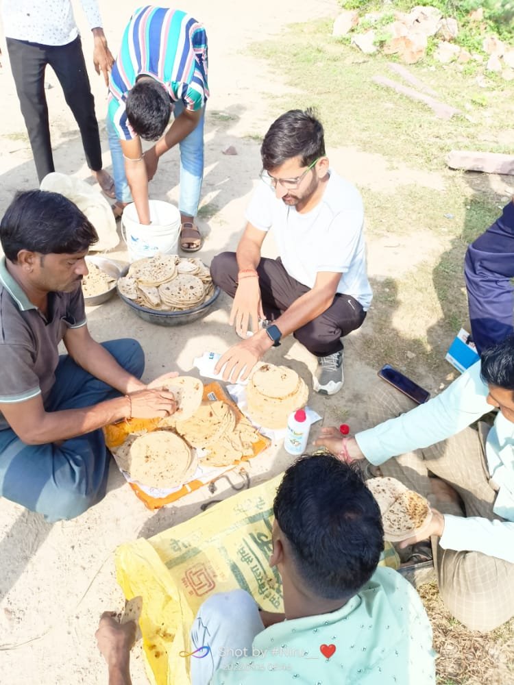jks युवा मंडल के स्वयंसेवक दिन रात जुटे हुए है। संक्रमित गायों के उपचार के लिए अलग से कोरन्टीन करके  बीमार गायों की सेवा कर रहे