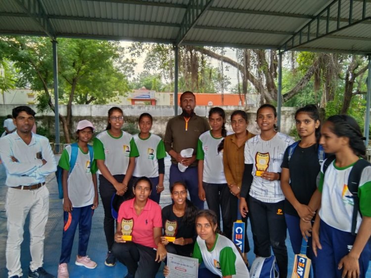 ग्राम पंचायत मुंगाना की बालिका ने टेनिस बॉल क्रिकेट में प्रथम स्थान प्राप्त किया