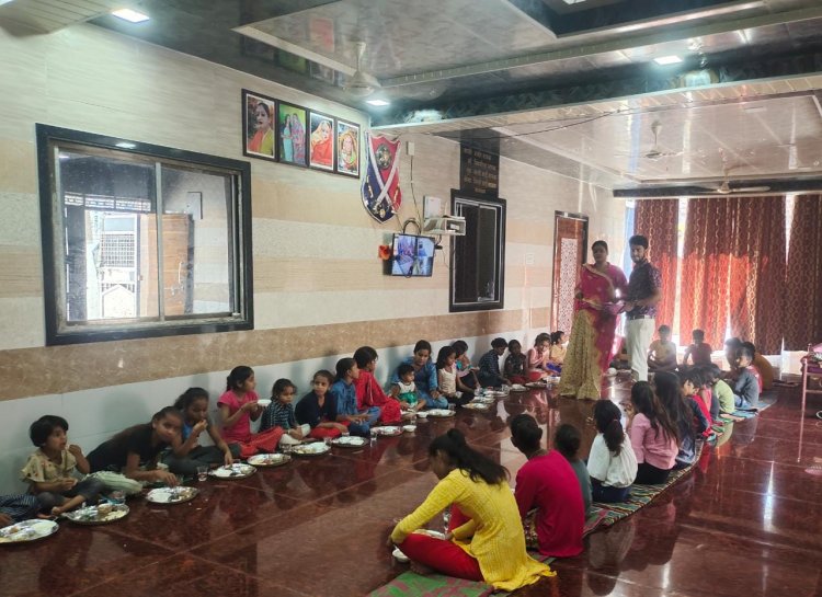 *नवरात्रि के पावन पर्व के उपलक्ष्य पर किन्नर निलो भुवाजी द्वारा गौमाता को लंपी महामारी से निदान प्राप्त करवाने एवम नगर की सुख शांति हेतु यज्ञ हवन के आयोजन के साथ कन्या भोज एवम कन्या पूजन का हुआआयोजन*