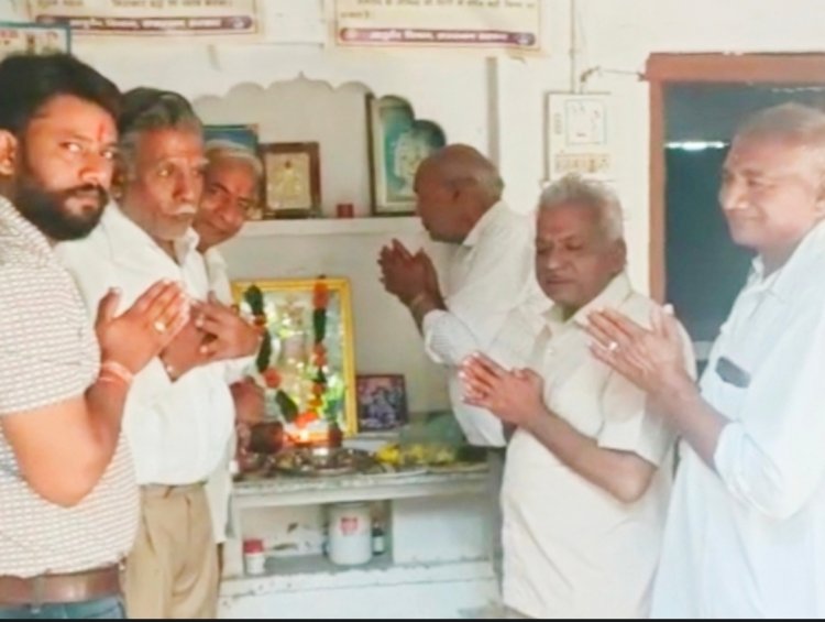 आयुर्वेद औषधालय में धनवंतरी दिवस मनाया : भगवान धनवंतरी की पूजा , कई पूर्व अधिकारी हुए शामिल