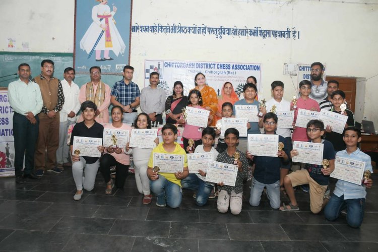 जिला स्तरीय अंडर -13 (ओपन/ बॉयज एंड गर्ल्स) शतरंज प्रतियोगिता 2022 का समापन, शह-मात के खेल मे नन्हें बच्चो ने दिखाया दिमागी दम।