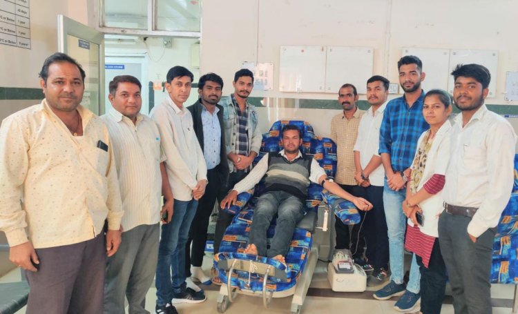 70 किलोमीटर दूर गांव से चित्तौड़ आकर रक्तवीर बाबूलाल ने बचाई जिंदगी, टीम जीवनदाता के प्रयासों से हुआ रक्तदान।