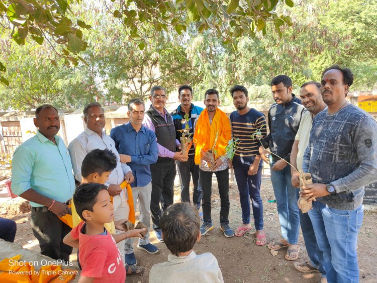 भाजपा कार्यकर्ताओ ने चन्देरिया में 41 पौधे लगाकर मनाया जन्मदिन।