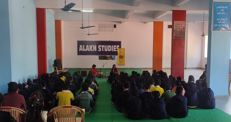 स्पीक मैके के तत्वावधान में अंतराष्ट्रीय कलाकारा अत्रि कोटल की चन्देरिया में हुई प्रस्तुति।