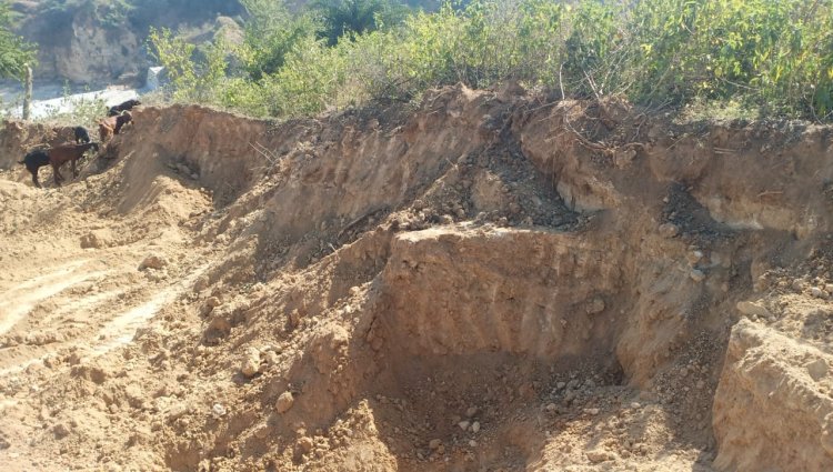 रात के अंधेरे में सफेदपोश जेसीबी और एलएनटी चलाकर मानपुरा में गंभीरी नदी के पेटे को छलनी कर रहे है, लेकिन जिम्मेदार जानकर भी अनजान बने बैठे।