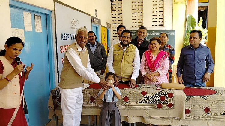 सावा कस्बे में बाल गोपाल योजना प्रारंभ, सरपँच ने विद्यालय में फर्श लगवाने की घोषणा की।