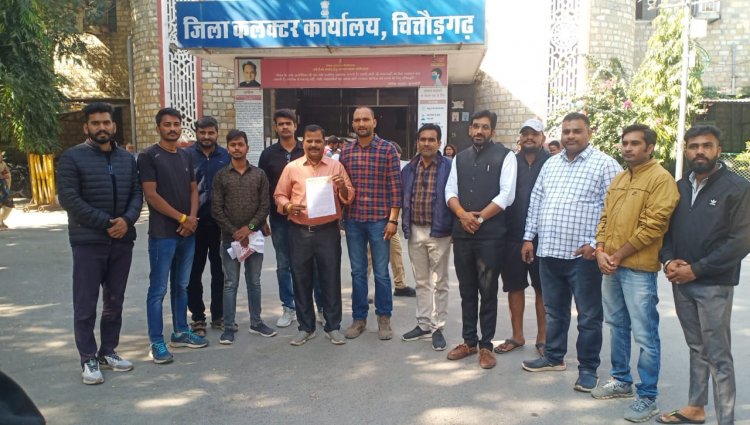 मंदिर भूमि से अतिक्रमण हटाने एवं भूमाफियों द्वारा हिन्दू परिवार को बेखल करने से रोकने के लिये डीएम को सोंपा ज्ञापन।