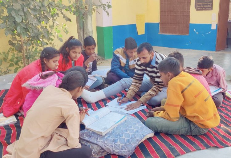 राजकीय उच्च प्राथमिक विद्यालय मेवदा में देखने को मिला है जहां स्थानीय विद्यालय के गणित शिक्षक योगेंद्र सोनी पैर से चोटिल होने के बावजूद विद्यालय में आकर बच्चों को पढ़ाते हैं