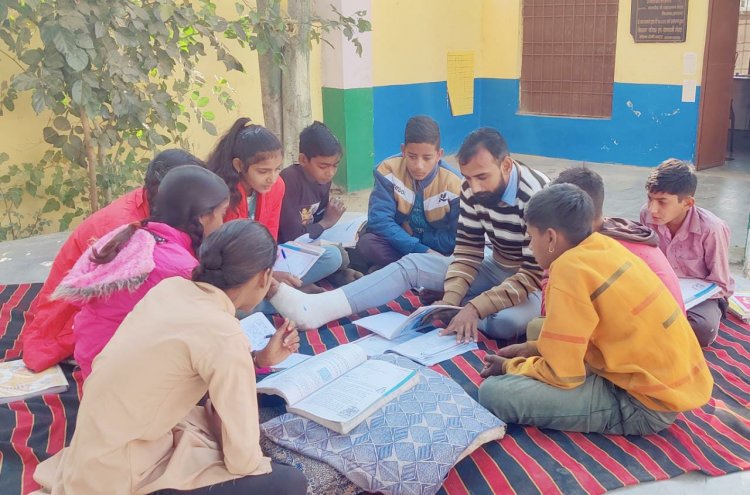 राजकीय उच्च प्राथमिक विद्यालय मेवदा में देखने को मिला है जहां स्थानीय विद्यालय के गणित शिक्षक योगेंद्र सोनी पैर से चोटिल होने के बावजूद विद्यालय में आकर बच्चों को पढ़ाते हैं