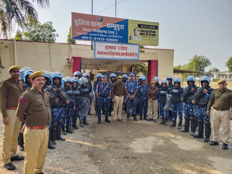 रेपिड एक्शन फोर्स व स्थानीय पुलिस ने शंभूपुरा व सावा में फ्लेग मार्च किया।