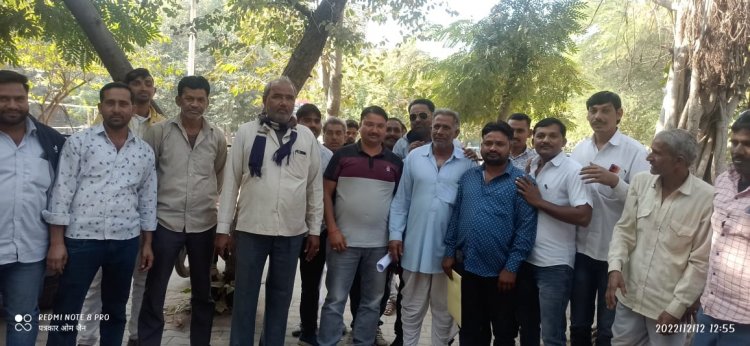 अल्ट्राटेक सीमेन्ट के खिलाफ कलेक्ट्रेट पर हुई जमकर नारेबाजी, हेवी ब्लास्टिंग सहित कई गंभीर समस्याओं से परेशान ग्रामीणों ने सौंपा ज्ञापन।