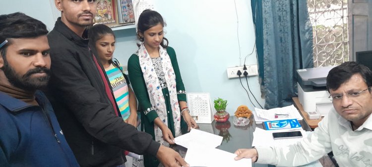 ठगी के शिकार श्रमिकों ने उप श्रम आयुक्त तथा जिला पुलिस अधीक्षक को की शिकायत।