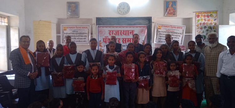 भूपालसागर ब्लॉक स्तरीय पेंशनर दिवस आयोजित   गरीबों को 100 कम्बल एवं बालक बालिकाओं को 56 स्वेटर सर्दी बचाने के लिए दिए गए, बालक, बालिकाओं में एवं गरीबों में उत्साहवर्धन