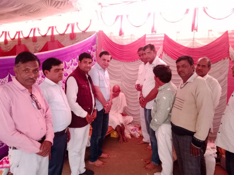 जन्म कल्याणक महोत्सव में पूर्व मंत्री कृपलानी ने आचार्य श्री से लिया आशीर्वाद।