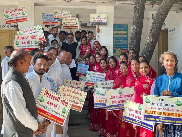 बानसेन में सकल जैन समाज ने मोन जुलूस निकाल, सम्मेद शिखर जी तीर्थ बचाने को सौंपा ज्ञापन।