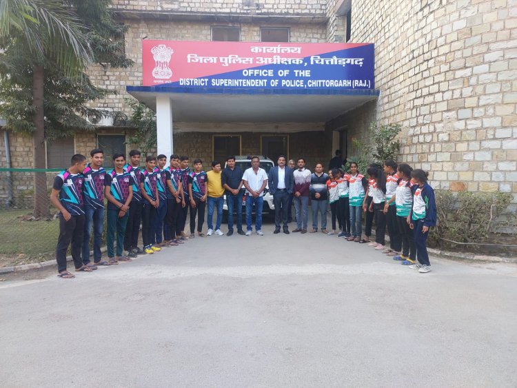जिला पुलिस अधीक्षक ने वॉलीबॉल टीम को राज्य स्तर पर भाग लेने के लिए हरी झंडी दिखाकर रवाना किया।