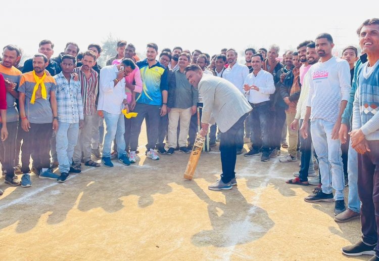 सिरोड़ी में जांगिड़ प्रीमियर लीग का शुभारंभ, विधायक आक्या रहे मोजुद।